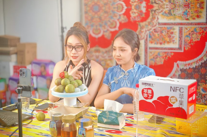 直播卖农产品。吕路萍 摄