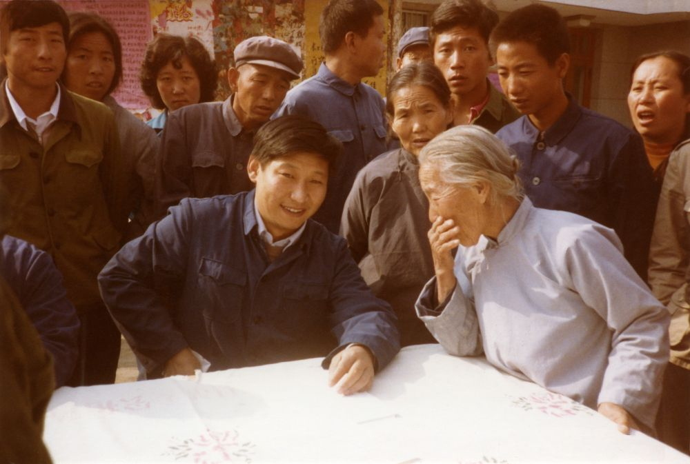 这是1983年，时任河北正定县委书记的习近平，临时在大街上摆桌子听取老百姓意见。