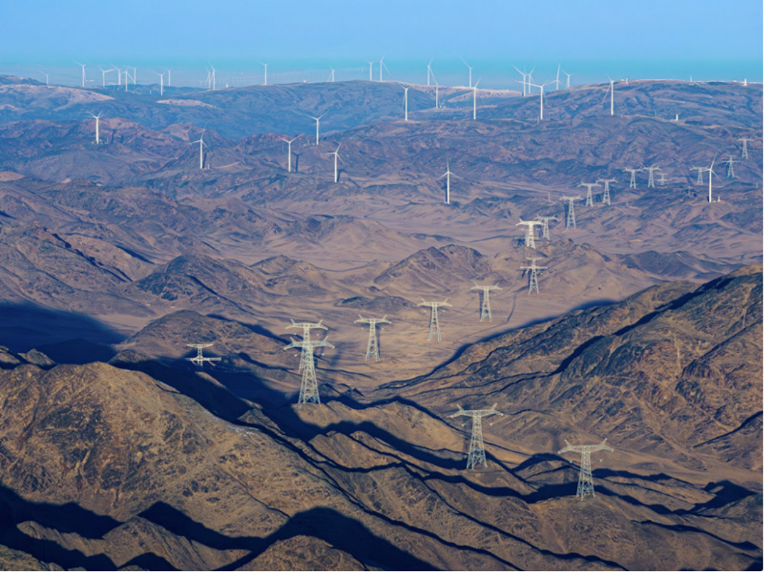 ±1100千伏吉泉线翻越天山。林晓麟摄