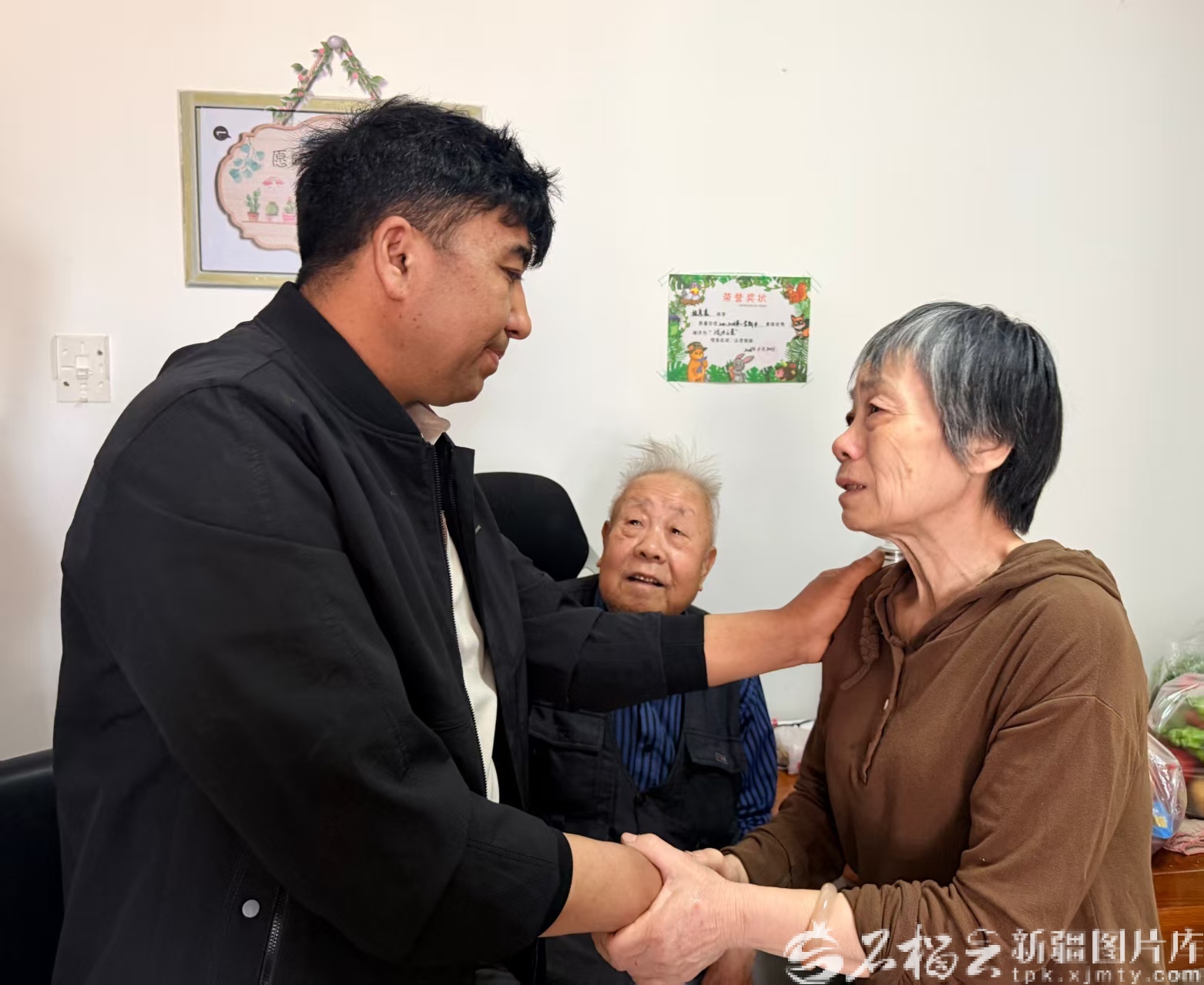 铸牢中华民族共同体意识丨一份善意在振安街传递