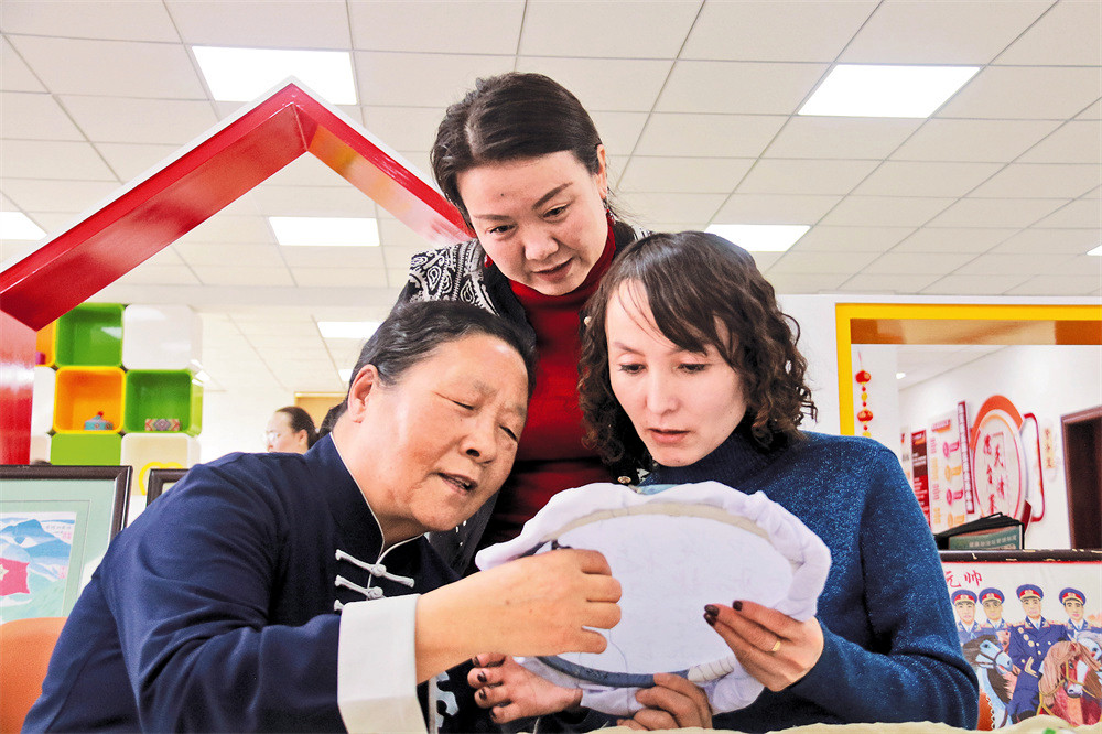 【70年·70人】杨俊英 一针一线“绣”恩情